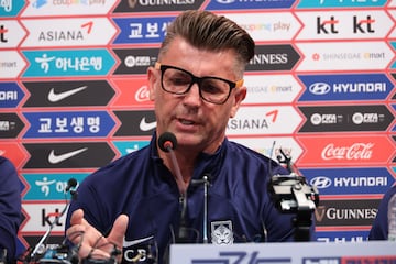 Head coach of South Korean women's national soccer team Colin Bell 