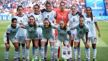 Argentina's players pose ahead of the France 2019 Women's World Cup Group D football match between Argentina and Japan, on June 10, 2019, at the Parc des Princes stadium in Paris. (LtoR, from upper row) Argentina's defender Eliana Stabile,