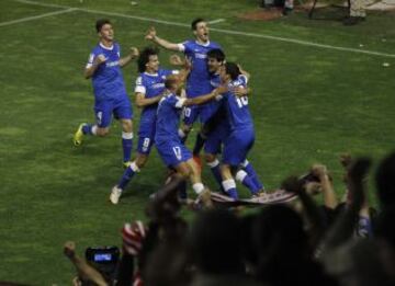 0-2. De Marcos celebra el segundo tanto con sus compañeros.