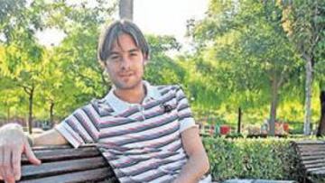 <b>FELIZ Y CON GANAS. </b>Miguel Ángel, posando para AS, quiere coger ya la manija del Levante de Abel.