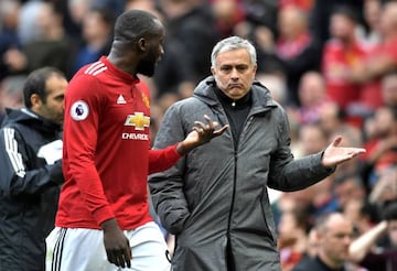 Explanations | Romelu Lukaku of Manchester United speaks with Jose Mourinho.