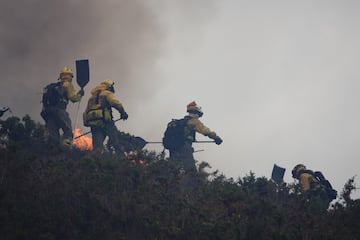 Bomberos de Asturias trabajan para extinguir las llamas en un incendio forestal en Toraño, Asturias (España). El Gobierno regional activó el pasado jueves por la noche  el Plan de Incendios Forestales del Principado de Asturias (INFOPA).