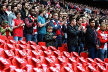 96 pa?uelos de Liverpool colocados para recordar a los que perdieron la vida hace 25 a?os en el desastre de Hillsborough. Antes de la semifinal de la FA Cup entre el Wigan Athletic y el Arsenal en el estadio de Wembley el 12 de abril de 2014 en Londres, Inglaterra.