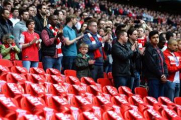 96 pañuelos de Liverpool colocados para  recordar a los que perdieron la vida hace 25 años en el desastre de Hillsborough. Antes de la semifinal de la FA Cup entre el Wigan Athletic y el Arsenal en el estadio de Wembley el 12 de abril de 2014 en Londres, Inglaterra.