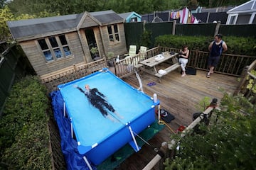 El triatleta británico Lloyd Bebbington entrenó de esta manera al principio de la pandemia de la Covid-19 en su casa de Newcastle, Inglaterra.