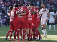 AME3915. CARSON (ESTADOS UNIDOS), 15/04/2026.- Jugadores de Toluca celebran un gol este miércoles, durante un partido por los cuartos de final de la Copa de Campeones de la Concacaf entre LA Galaxy y Toluca en el estadio Dignity Health Sports Park en Carson, California (Estados Unidos). EFE/ Omar Alonso