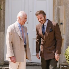 Carlos III ‘corona’ a Beckham y enfada al príncipe Harry: “Compartimos consejos de apicultura”