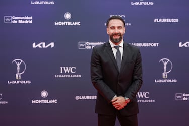  El futbolista español Dani Carvajal posa a su llegada a la ceremonia de entrega de los Premios Laureus.