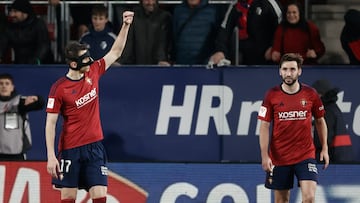 PAMPLONA, 04/03/2024.- El delantero croata de Osasuna, Ante Budimir, celebra el primer gol del equipo navarro durante el partido de la jornada 27 de LaLiga de fútbol que CA Osasuna y Deportivo Alavés disputan este lunes en el estadio de El Sadar, en Pamplona. EFE/Jesús Diges
