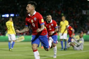 La Copa América había quedado atrás y el camino a Rusia ponía a Brasil como primer escollo de Chile. La Roja ganó por 2-0 de forma inapelable con tantos de Vargas y Sánchez. 