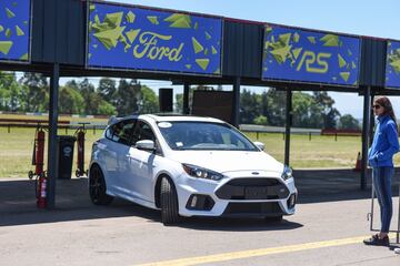 En la Región de la Araucanía Ford presentó por primera vez en Chile el Focus RS. Desde la línea de performance de la marca llega con un motor de 2.3 litros y 350 hp de potencia.
La presentación se llevó a cabo en Pucón y luego se realizó una prueba del vehículo en el autódromo Interlomas de Temuco.