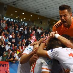 Puado mete a España en semis