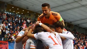 La Rojita celebra el gol de Puado.
