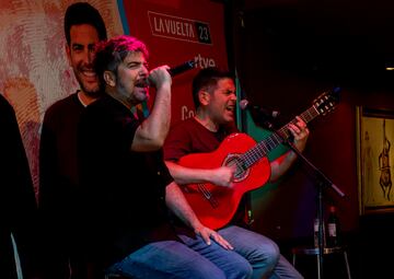 Los Estopa, en plena actuación, este jueves en la barcelonesa Sala B.