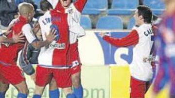 <b>ALEGRÍA DESATADA. </b>Gabi, Luccin, Torres y Galletti corren a abrazar a Agüero después de que se inventase el gol que forzó la prórroga.