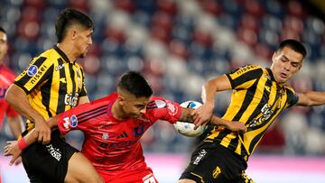 Futbol, Guarani vs Universidad de Chile.
Play off, Octavos de final, Copa Sudamericana 2025.
El jugador de Universidad de Chile Nicolas Guerra, centro, disputa el balon contra Alcides Barbotte de Guarani durante el partido de vuelta de los play offs de octavos de final de la Copa Sudamericana contra Guarani disputado en el estadio La Nueva Olla de Asuncion, Paraguay.
24/07/2025
Cesar Olmedo/Photosport
Football, Guarani vs Universidad de Chile.
Play off, Round of 16, 2025 Copa Sudamericana Championship.
Universidad de Chile player Nicolas Guerra, center, vies for the ball against Alcides Barbotte of Guarani during a round of 16 play off, second leg match, of the Copa Sudamericana Championship against Guarani at the La Nueva Olla stadium in Asuncion, Paraguay.
24/07/2025
Cesar Olmedo/Photosport