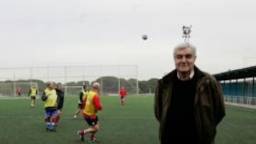 <b>EN FORMA. </b>San Román dirige la sesión de los veteranos en el Cerro.