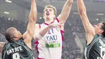 <b>DE LO MEJOR. </b>Splitter se fajó con los duros pívots griegos.