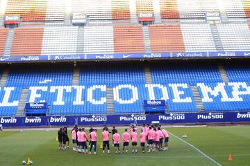 Simeone dando dando una charla al grupo.