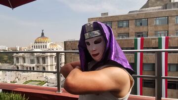 Karis la Momia Jr., posa en un balcón de la CDMX.