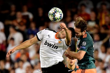 Blind y Correa durante el partido de Champions League entre Valencia y Ajax.