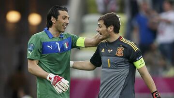 Italy's goalkeeper Gianluigi Buffon (L) and Spain's goalkeeper Iker Casillas talk after their Group C Euro 2012 soccer match at the PGE Arena in Gdansk, June 10, 2012. REUTERS/Pascal Lauener (POLAND - Tags: SPORT SOCCER)