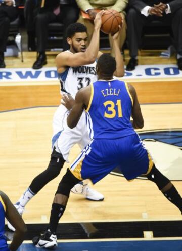 Karl-Anthony Towns y Festus Ezeli.