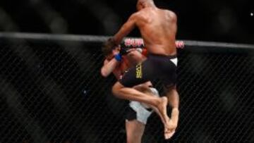 El rodillazo que conect&oacute; Anderson Silva