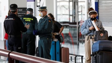 Varios agentes de seguridad charlan entre ellos en un aeropuerto.