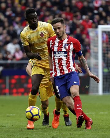 El centrocampista del Atlético de Madrid, Saúl Ñíguez y el delantero del girona Michael Olunga