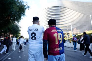 Aficionados del Real Madrid y FC Barcelona en los alrededores del estadio antes del partido.