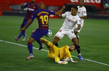 Martin Braithwaite, Tomas Vaclik y Diego Carlos.