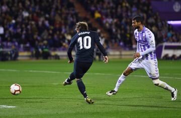 VALLADOLID, SPAIN - MARCH 10:  Luka Modric of Real Madrid scores his team's fourth goal during the La Liga match between Real Valladolid CF and Real Madrid CF at Jose Zorrilla on March 10, 2019 in Valladolid, Spain. (Photo by Denis Doyle/Getty Images)