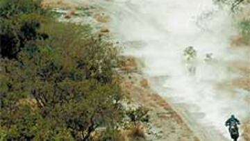 <b>MUCHO POLVO. </b>Ni siquiera el polvo sirvió de oposición ayer para frenar a Despres en su camino a Dakar.