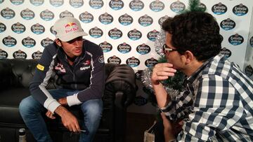 Carlos Sainz con nuestro enviado especial Manu Franco.