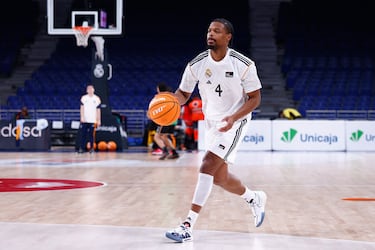 Tras siete temporadas en la NBA, el año pasado Dennis cogió un vuelo hasta Madrid para probar una experiencia europea, lejos de su país natal. A día de hoy, continúa en el Real Madrid.