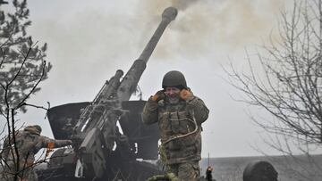 Ukrainian service members fire a shell from a howitzer at a front line, as Russia's attack on Ukraine continues, in Zaporizhzhia Region, Ukraine December 16, 2022. REUTERS/Stringer TPX IMAGES OF THE DAY