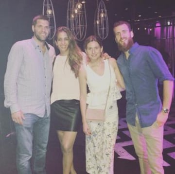 Sergio Rodríguez junto a su mujer Ana Bernal y Felipe Reyes con su esposa y también jugadora de baloncesto, Kirenia Cabrera. Ambas parejas son padres de una niña, Carmela Rodríguez y Chloe Reyes respectivamente.