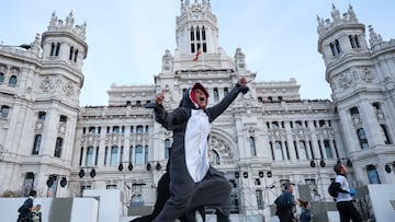 Una corredora vestida de tiburón pasa por delante del Ayuntamiento de Madrid.