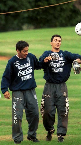 01 July 1999: COPA AMERICA PARAGUAY 99: Action photo of Jorge Campos (L) and Adolfo Rios (R), both goalkeepers of Team Mexico, during a training session in Iguazu, Brazil./Foto de Jorge Campos (I) y Adolfo Rios (D), ambos porteros del equipo mexicano, durante una sesion de entrenamiento en Iguazu, Brasil.