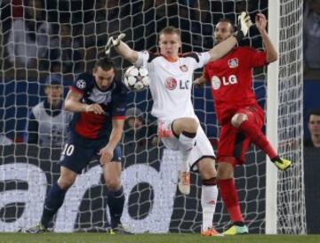 Zlatan Ibrahimovic del Paris St Germain desafía a Bernd Leno y Omer Toprak del Bayer Leverkusen en el partido de la UEFA Champions League del partido de vuelta entre París Saint-Germain FC y el Bayer Leverkusen en el estadio Parc des Princes