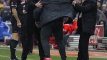 Simeone y Pedro Pablo Matesanz tratan de retener al Mono Burgos ante Delgado Ferreiro.