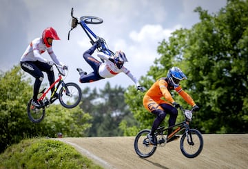 El holandés Jay Schippers lidera la cuarta cita de la Copa del Mundo de BMX que se disputa en Arnhem (Países Bajos). Lo que no sabía Schippers es que su más inmediato perseguidor se lanzaba a tratar de alcanzarle... sin bicicleta. Sin duda, una persecución muy poco habitual.