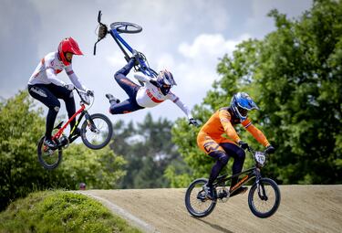 El holandés Jay Schippers lidera la cuarta cita de la Copa del Mundo de BMX que se disputa en Arnhem (Países Bajos). Lo que no sabía Schippers es que su más inmediato perseguidor se lanzaba a tratar de alcanzarle... sin bicicleta. Sin duda, una persecución muy poco habitual.