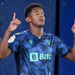 Choco Lozano marca su primer triplete en LaLiga con Cádiz