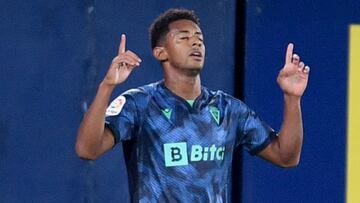 El atacante hondureño se mandó un hat-trick frente al Villarreal y se instala en una posición privilegiada en la historia del fútbol español.