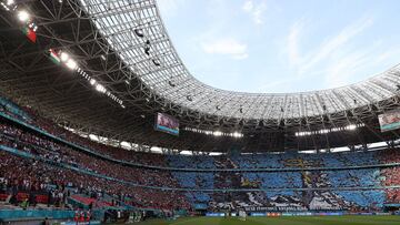 Hungría regatea la sanción de jugar a puerta cerrada y llena gradas con niños