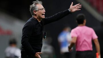 Soccer Football - Copa Libertadores - Qualification - Second Leg - Santos v San Lorenzo - Estadio Mane Garrincha, Brasilia, Brazil - April 13, 2021 Santos coach Ariel Holan during the match Pool via REUTERS/Ueslei Marcelino