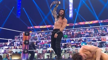 Roman Reigns celebra su victoria sobre Daniel Bryan en Fastlane 2021.