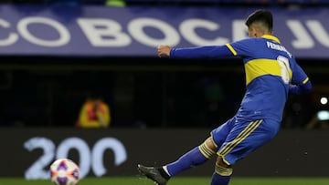 Boca Juniors' midfielder Guillermo Fernandez kicks to miss to score on a penalty kick against Rosario Central during their Argentine Professional Football League Tournament 2022 match at La Bombonera stadium in Buenos Aires, on August 17, 2022. (Photo by ALEJANDRO PAGNI / AFP)